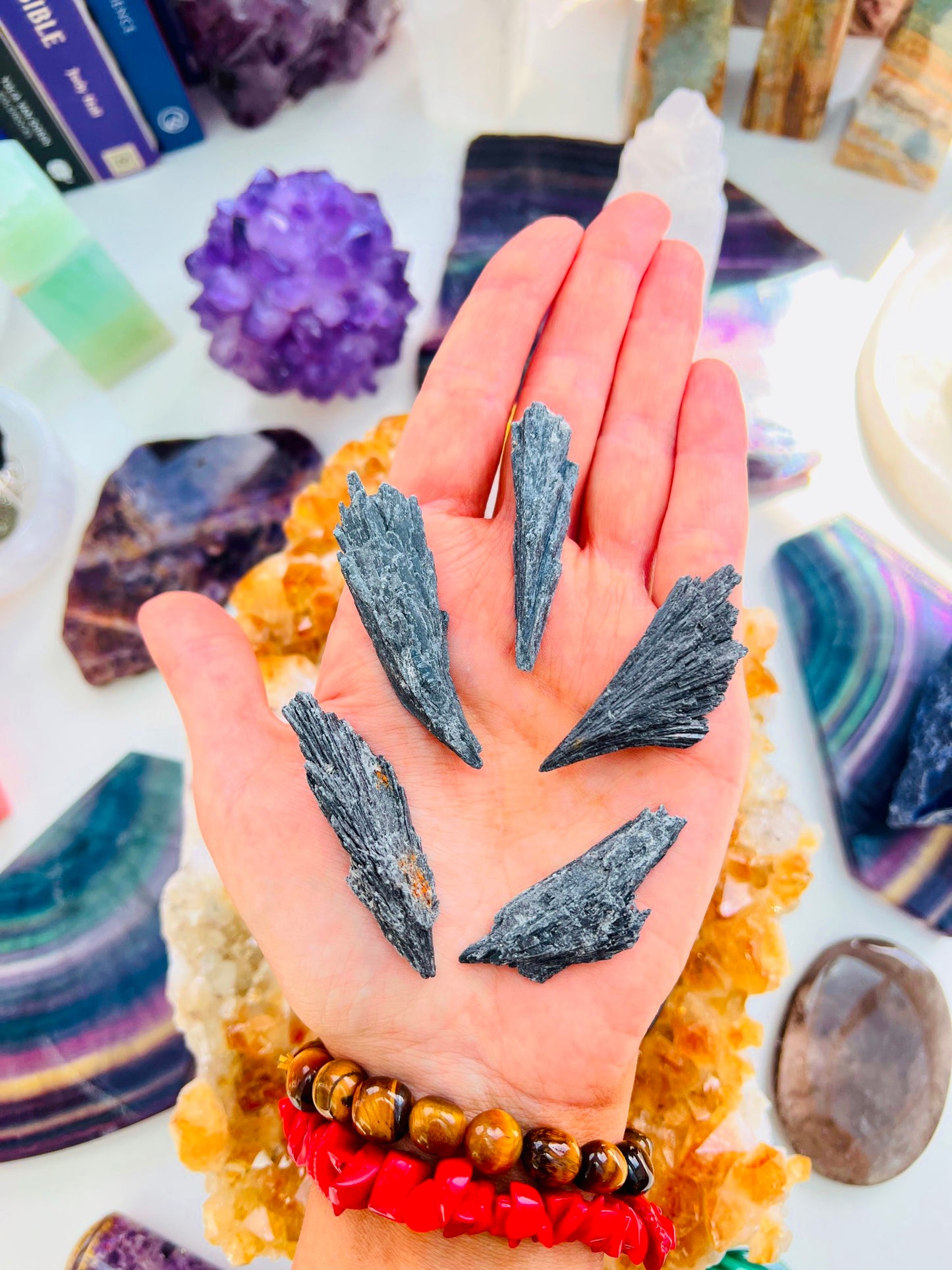 Black Kyanite ๐ค๐ง๐ผโโ๏ธ๐งน